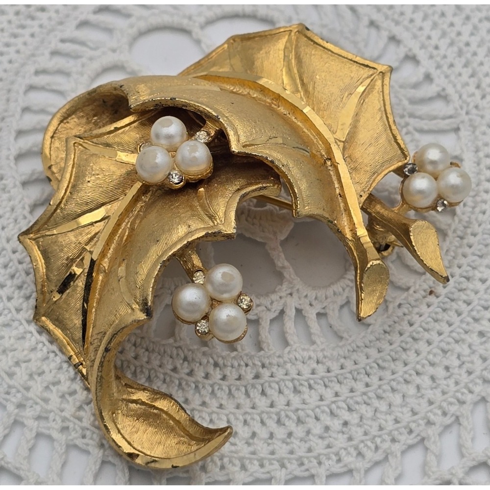 Vintage BSK Twisted Leaf Brooch Gold Tone With Faux Pearls